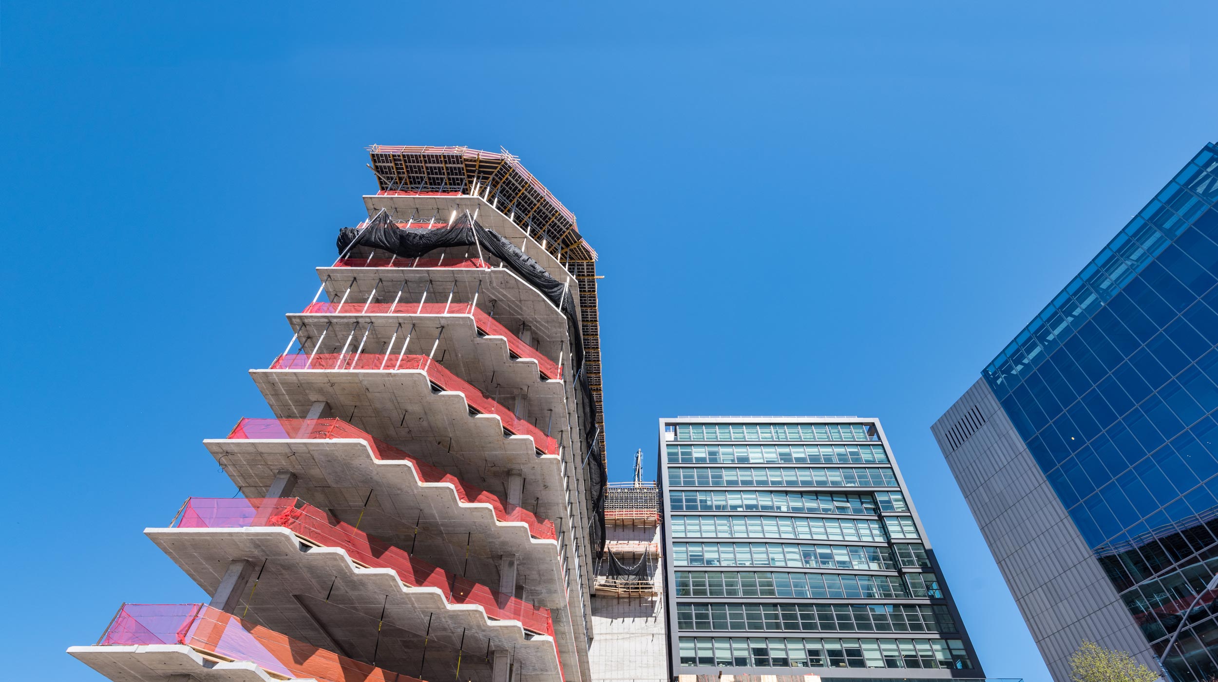 Located at the edge of Manhattan, between the High Line Park and the Hudson River, the 40 Tenth Avenue building, acquires a unique geometry determined by the sun’s path.
