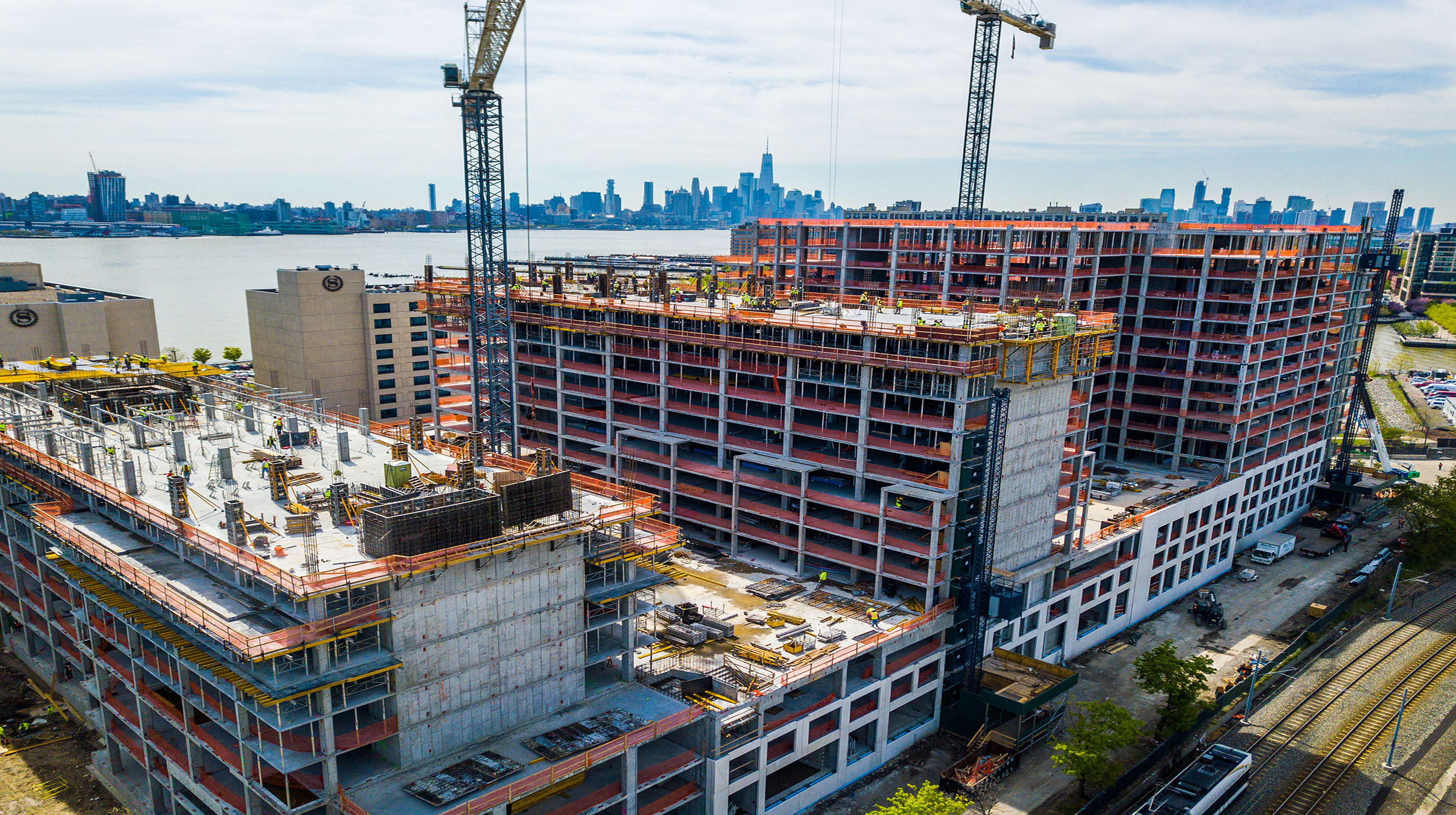 A three-tower luxury residential building with 15-stories each hosting 573 apartments and 719 parking spaces. The towers span 902,855 SF with 52,000 SF of amenity space.