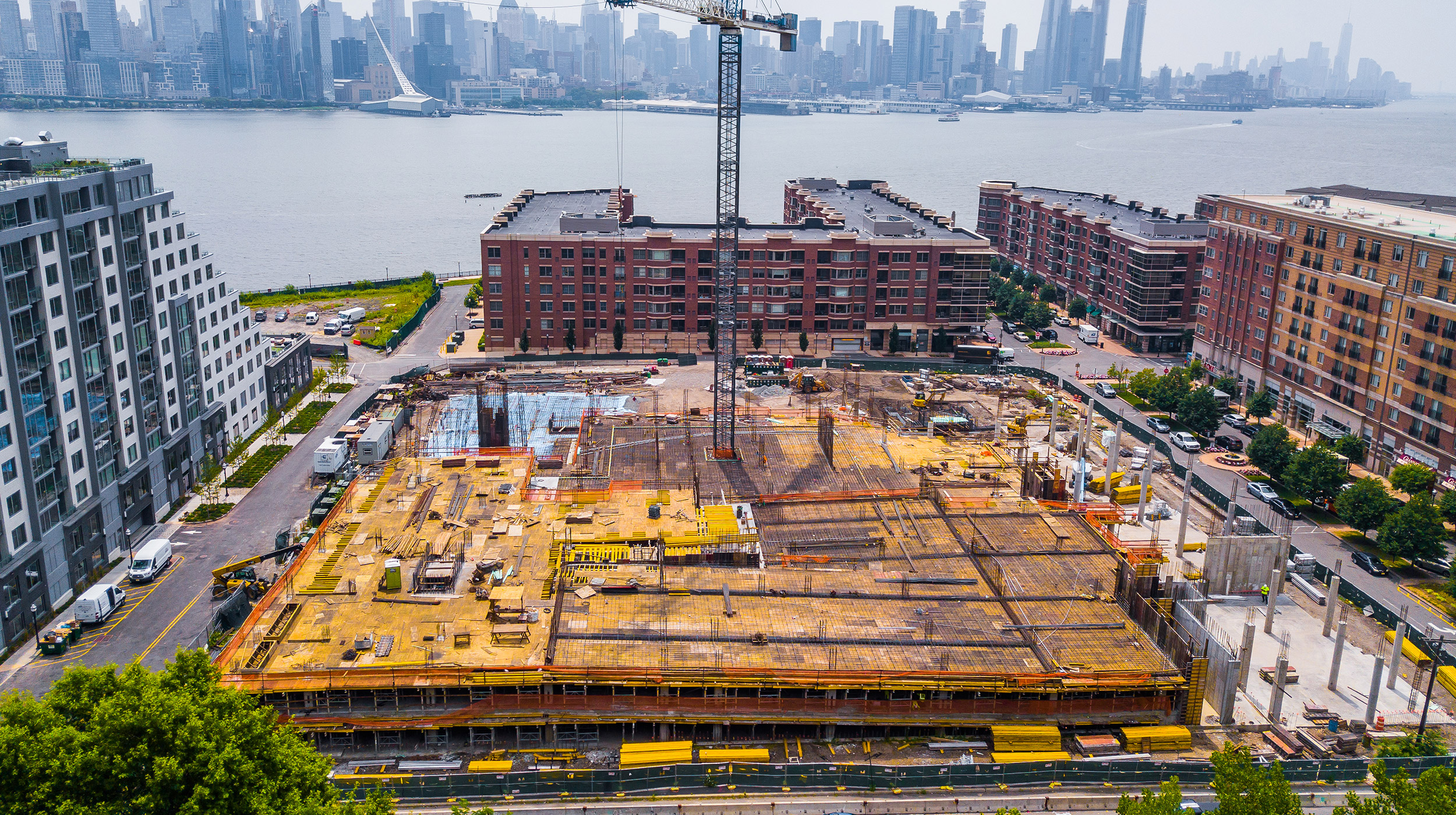 Port Imperial project is located along the Hudson River waterfront in West New York, with spectacular views of the Manhattan skyline.