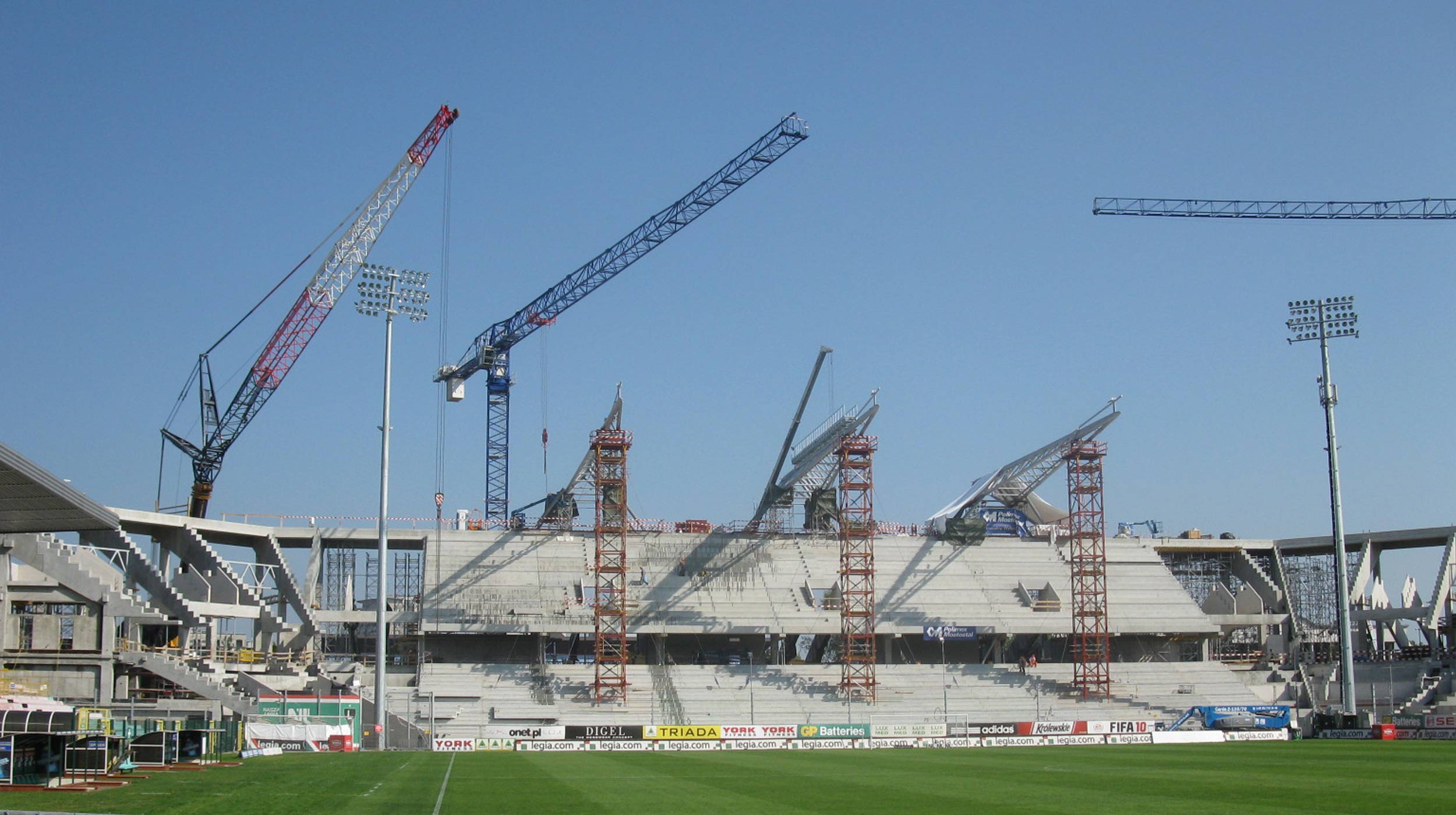 The aim of the expansion and modernization of the Legia stadium was to comply with the established requirements for being able to play UEFA Cup or Champions League games.