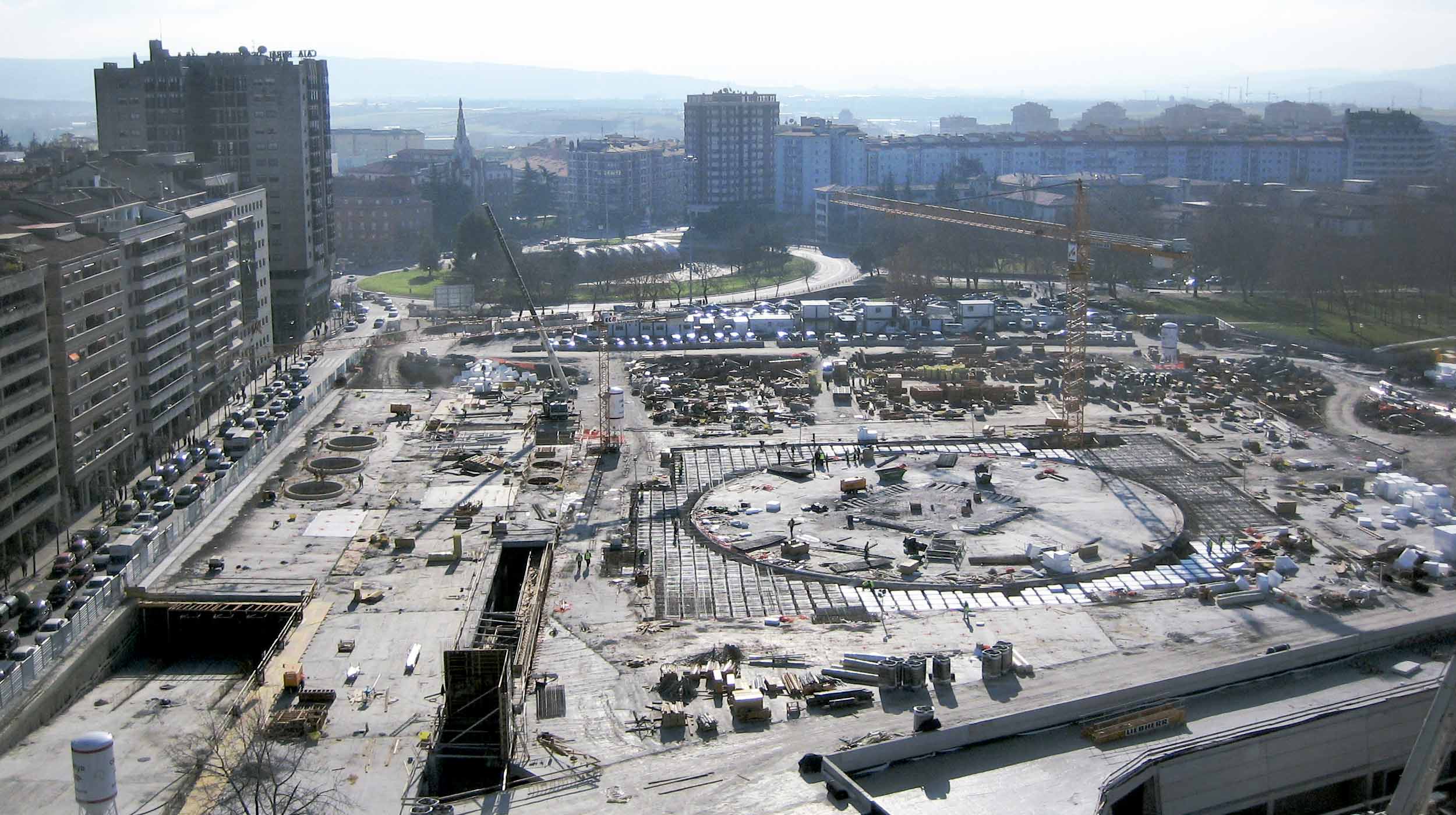 The Pamplona Bus Station, located in the city’s downtown, integrates the infrastructure destined for public transportation in a historic walled setting surrounded by green areas.