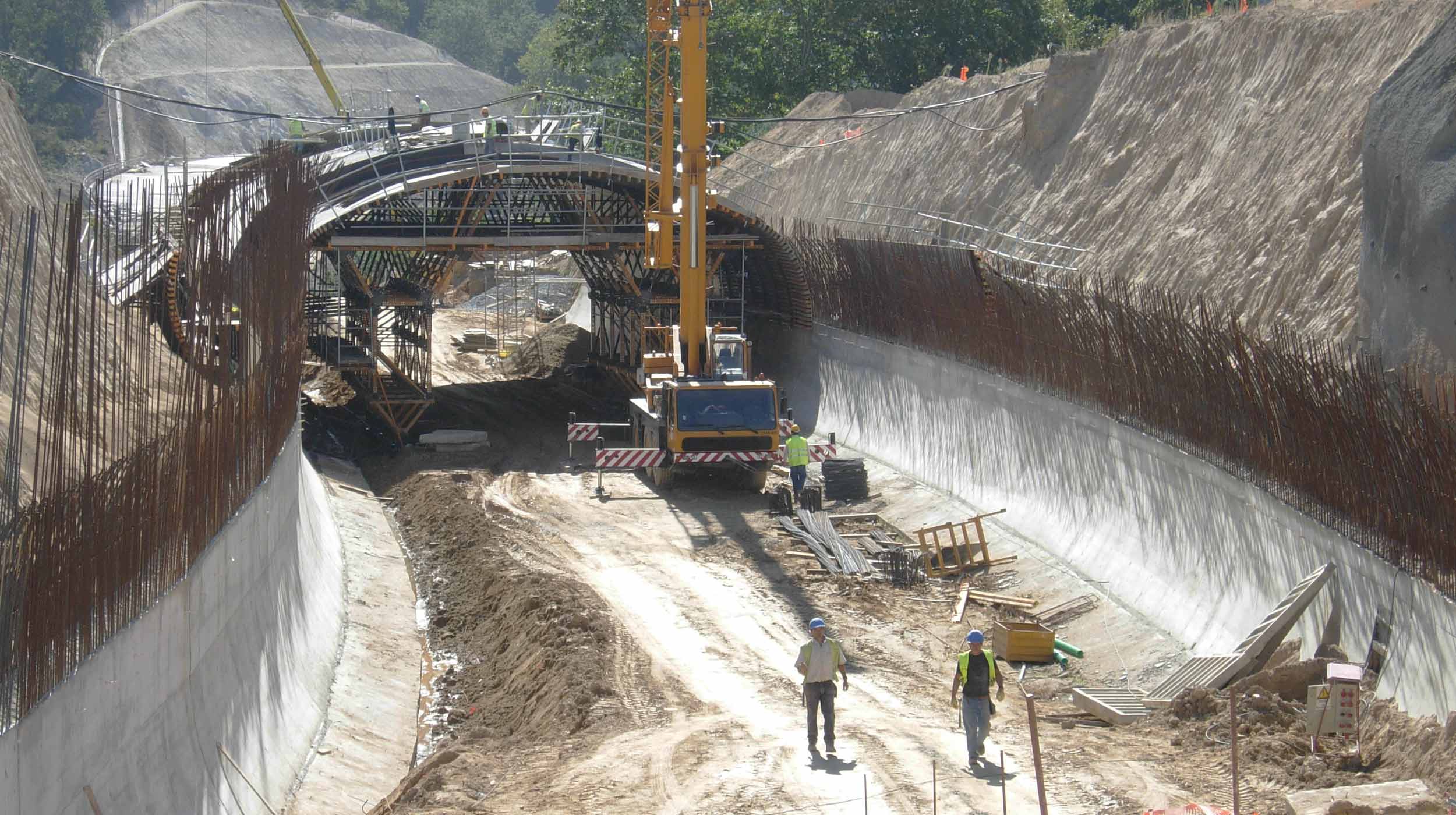 This is a cut-and-cover tunnel (115 m) in the EN-101 Bypass Ponte da Barca - Arcos de Valdevez, in Portugal.