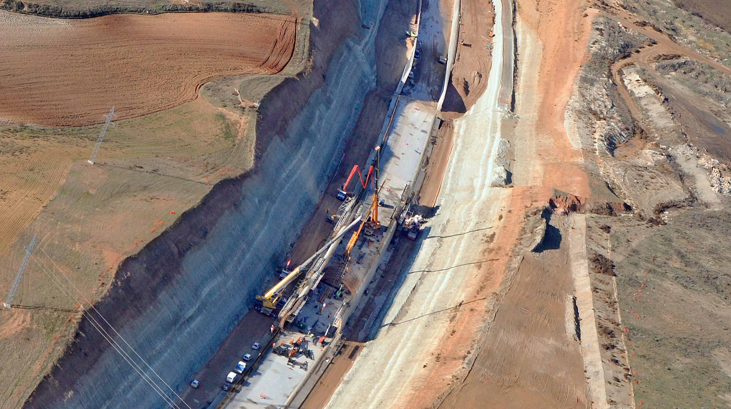 Within the high-speed European Atlantic Railway Axis, this 500 m long, 14.4 m wide and 9.9 m high cut-and-cover tunnel is part of the Baños triangle.