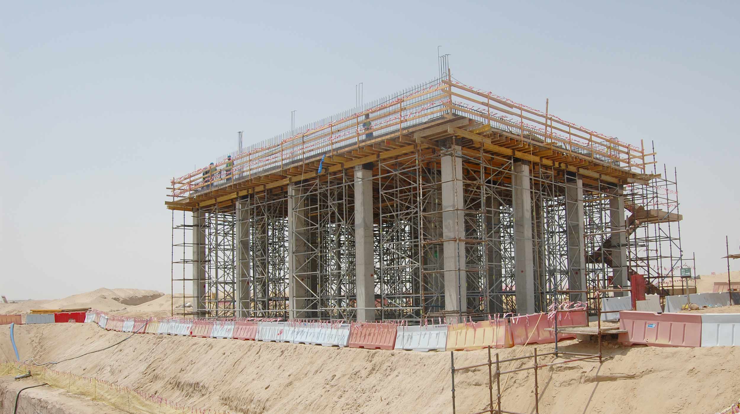 The Jebel Ali Sewage Pumping Station in Dubai has an area of 300 m², with walls between 2.2 m and 7.3 m high and 25 cm thick slabs.