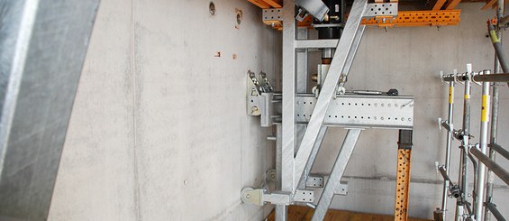 Platforms are integrated in the main climbing structure.