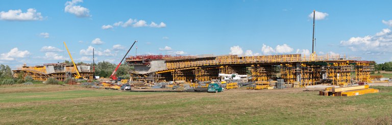 Gantry false work on heavy-duty MK shoring towers for the load-carrying structure