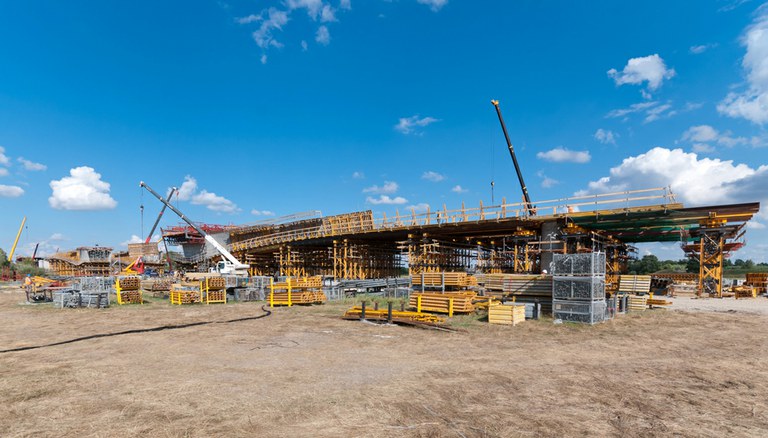 Gantry false work on heavy-duty MK shoring towers for the load-carrying structure