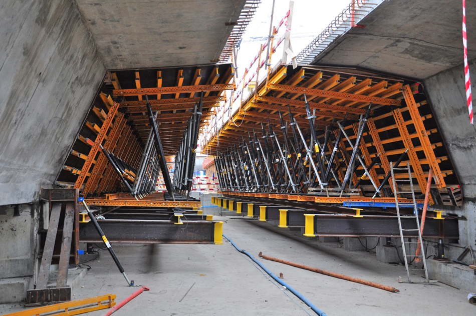 Slab And Bridge Deck Formwork Enkoform Hmk Ulma Construction Once the formwork has been completed and concrete is placed, the interior hangers support the weight of the freshly placed concrete. slab and bridge deck formwork enkoform
