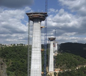 Construction of pier segment on pier at great height