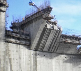 Working platforms and formwork can be lifted simultaneously to the next pouring stage