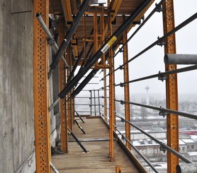 Safe climbing at any height; process guided at the Wall during lifting