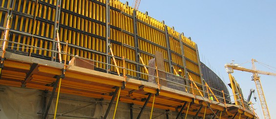 Capable of supporting large formwork units