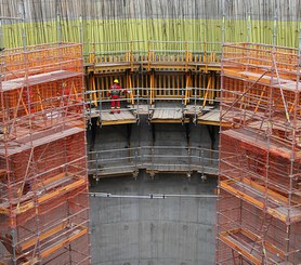 Working platform and formwork can be lifted simultaneously to the next pouring stage