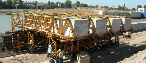 Wall formwork carriage for double-sided walls