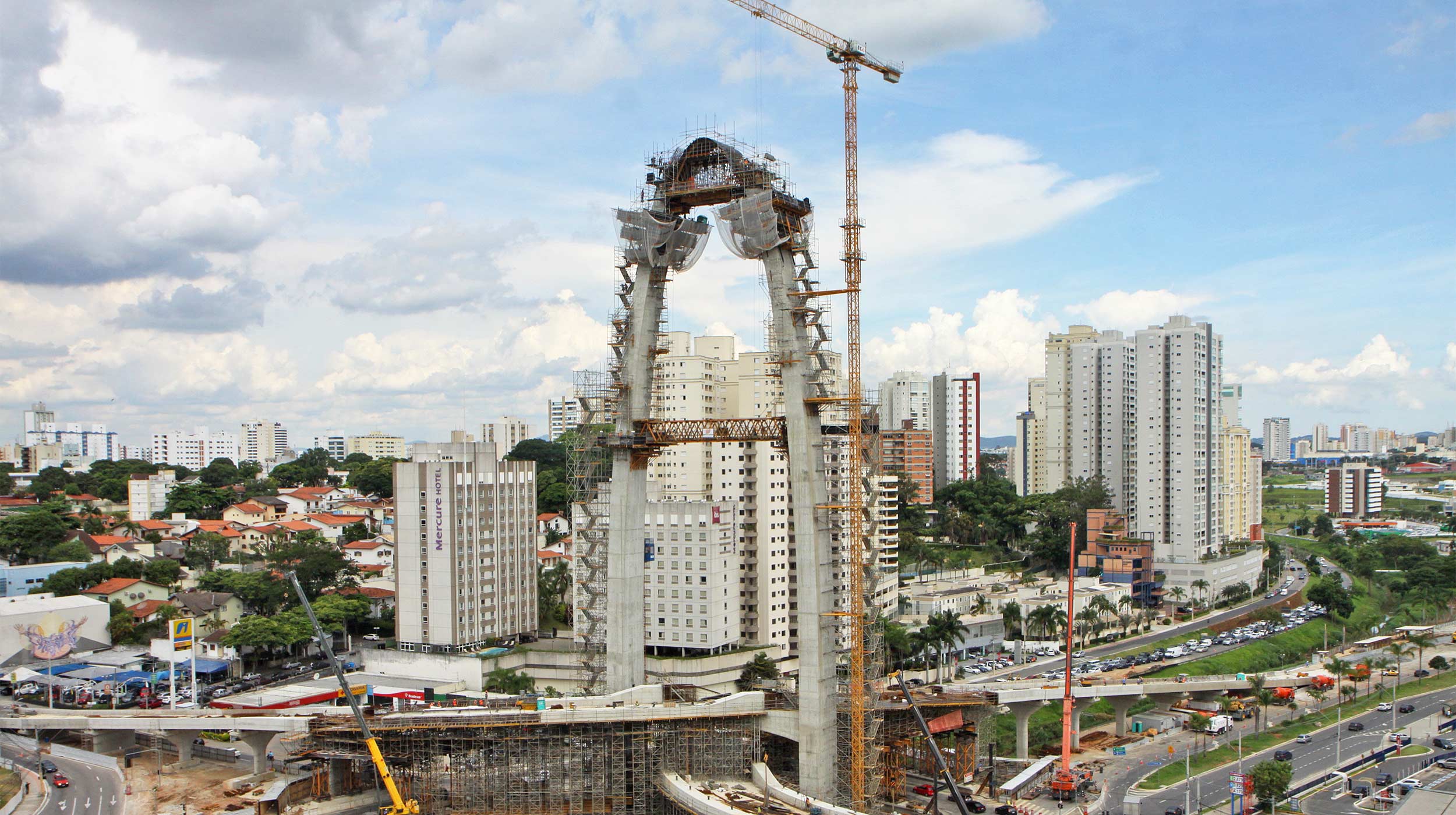 The arch of innovation is a cable-stayed bridge that has become one of the most iconic bridges in the country of its type, given its peculiar arc shape.