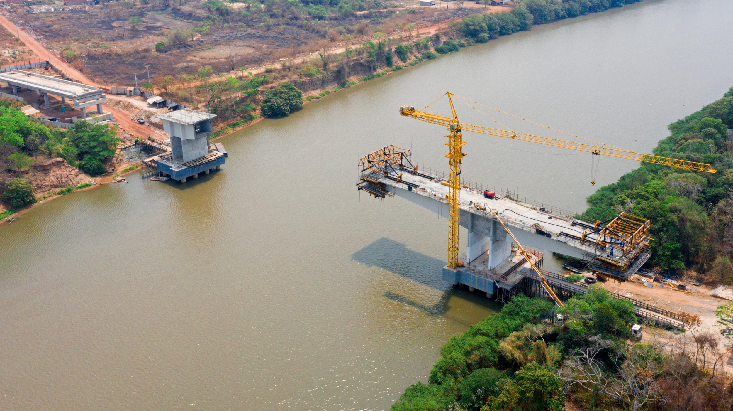 On the Cuiabá River in Brazil, construction is underway on a new bridge in balanced cantilever method that will link the Parque do Lago in Várzea Grande with the Atalaia Park in Brazil.