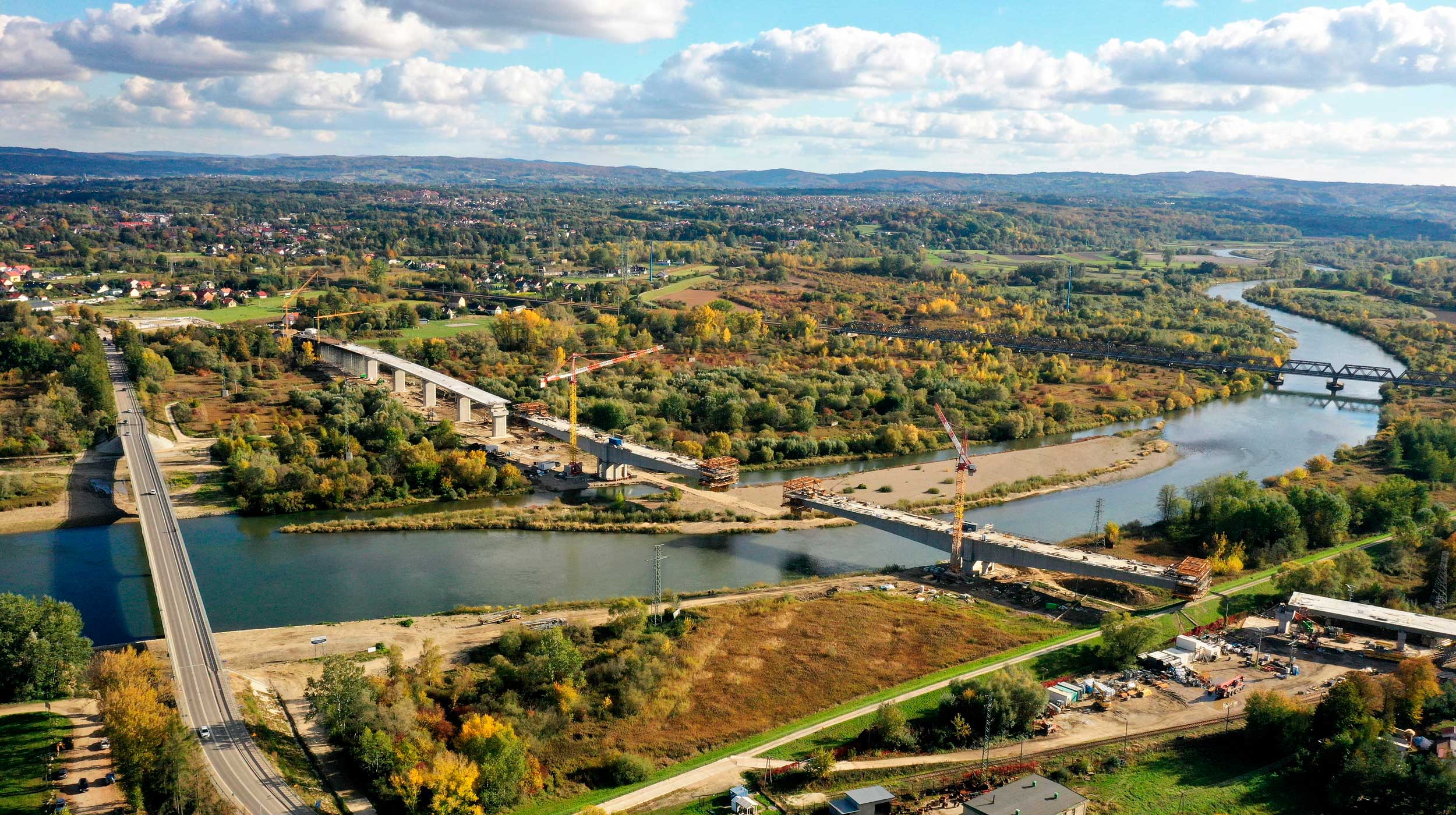 The new bridge over the Dunajec River is part of the construction of the link between the A4 motorway in Wierzchosławice and the SAG industrial area in Tarnów, Poland.