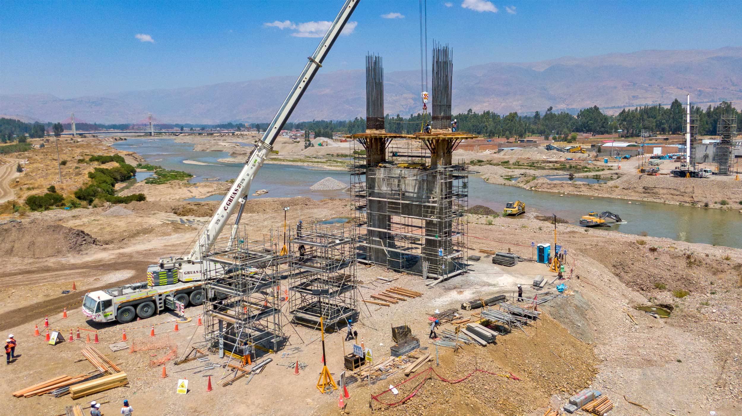 The bridge located in the region of Junín, Peru, is a project that generates great expectations in the population, as it will decongest vehicle traffic in an area characterised by the few roads that cross the Mantaro River.