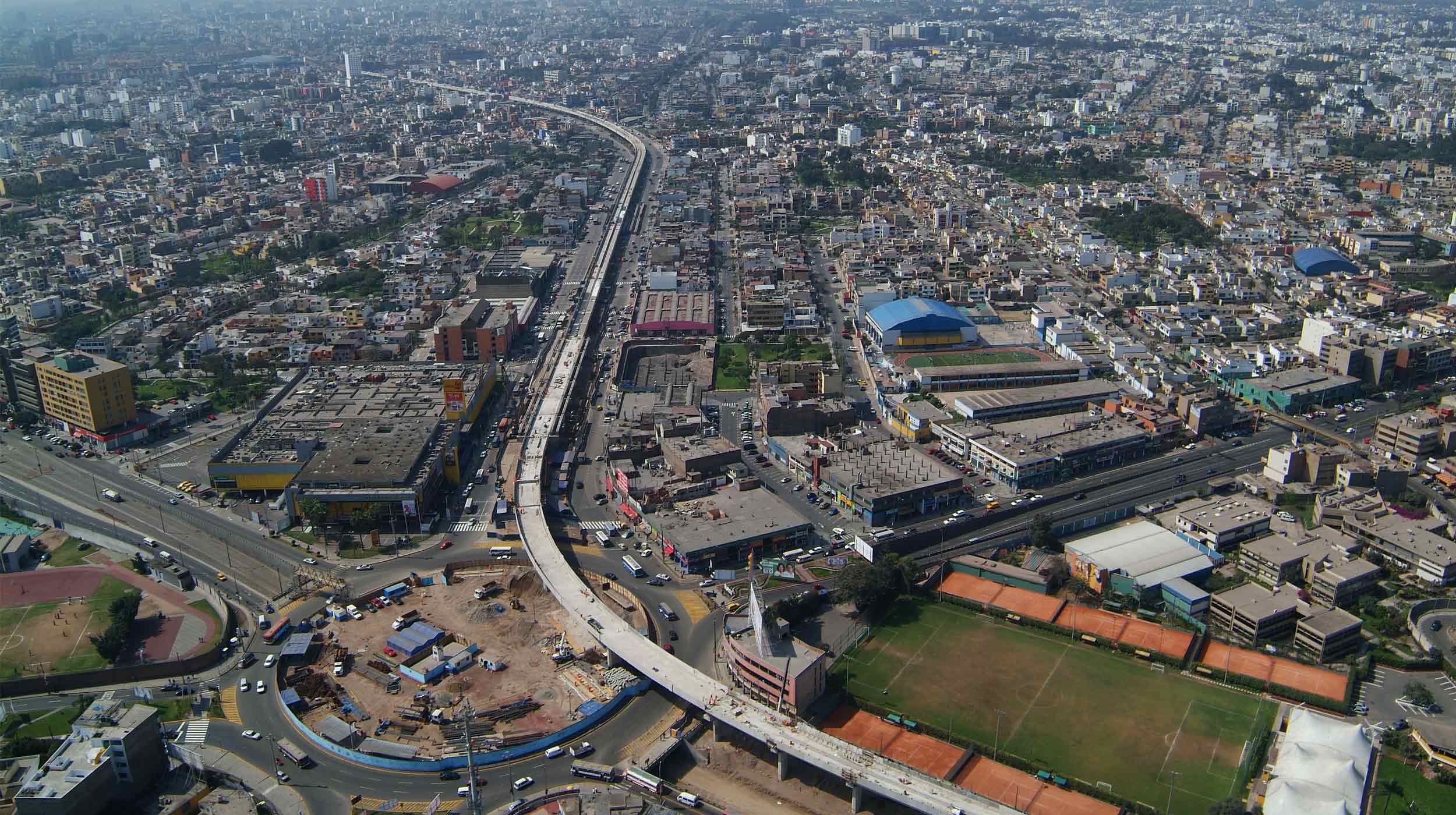 This emblematic project of the City of Lima involves the construction of a 12.5 km long elevated viaduct and 8 train stations.