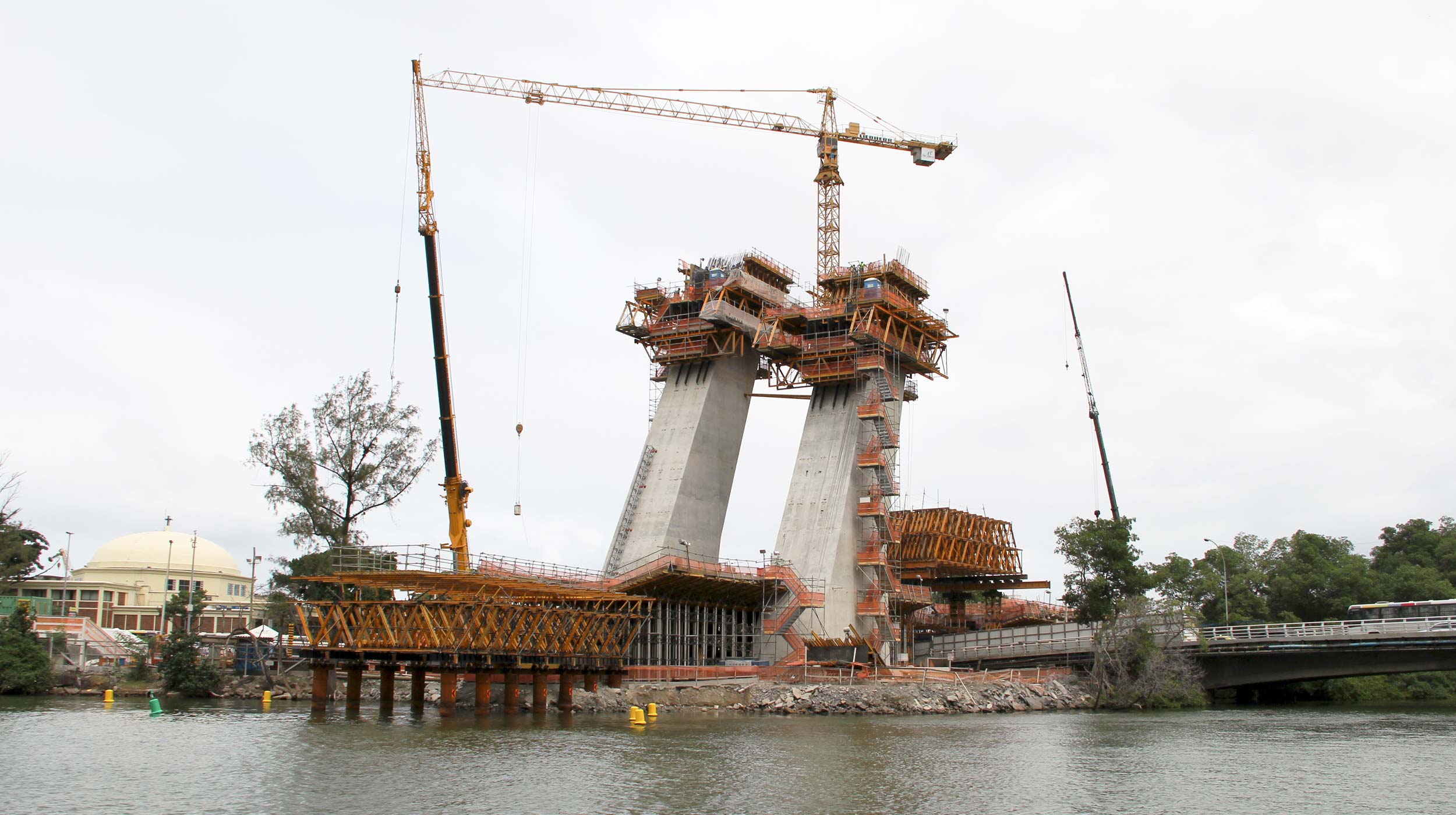 Never before has a self-climbing system been used to build inclined pylons for a cable-stayed bridge in Latin America.