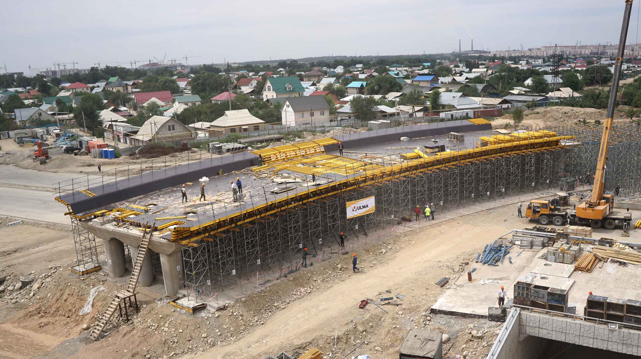 Construction of a 304.2 m long flyover at exit no. 9 over Ryskulov Street is one of 20 projects planned under the Almaty transport link network improvement programme for 2012-2018.