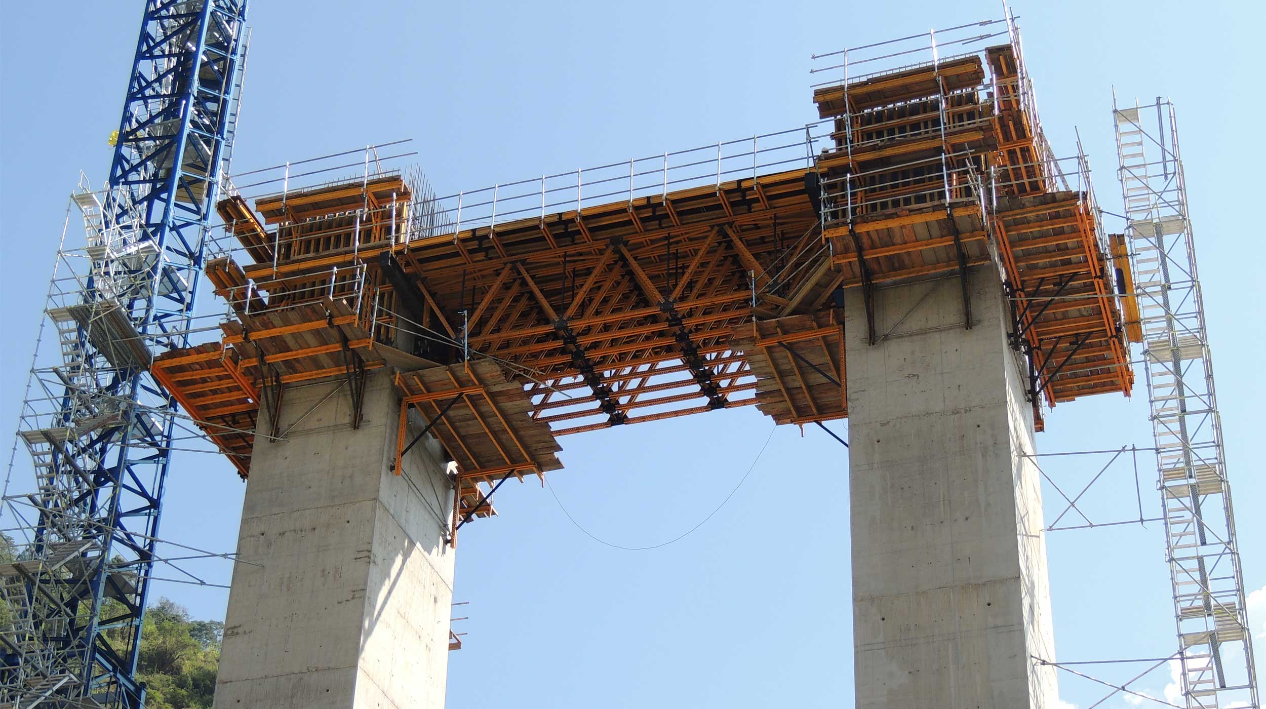 The Hisgaura Bridge, stretching 653 m in length with a single span reaching 400 m, will become in 2018 the longest cable-stayed bridge in South America.