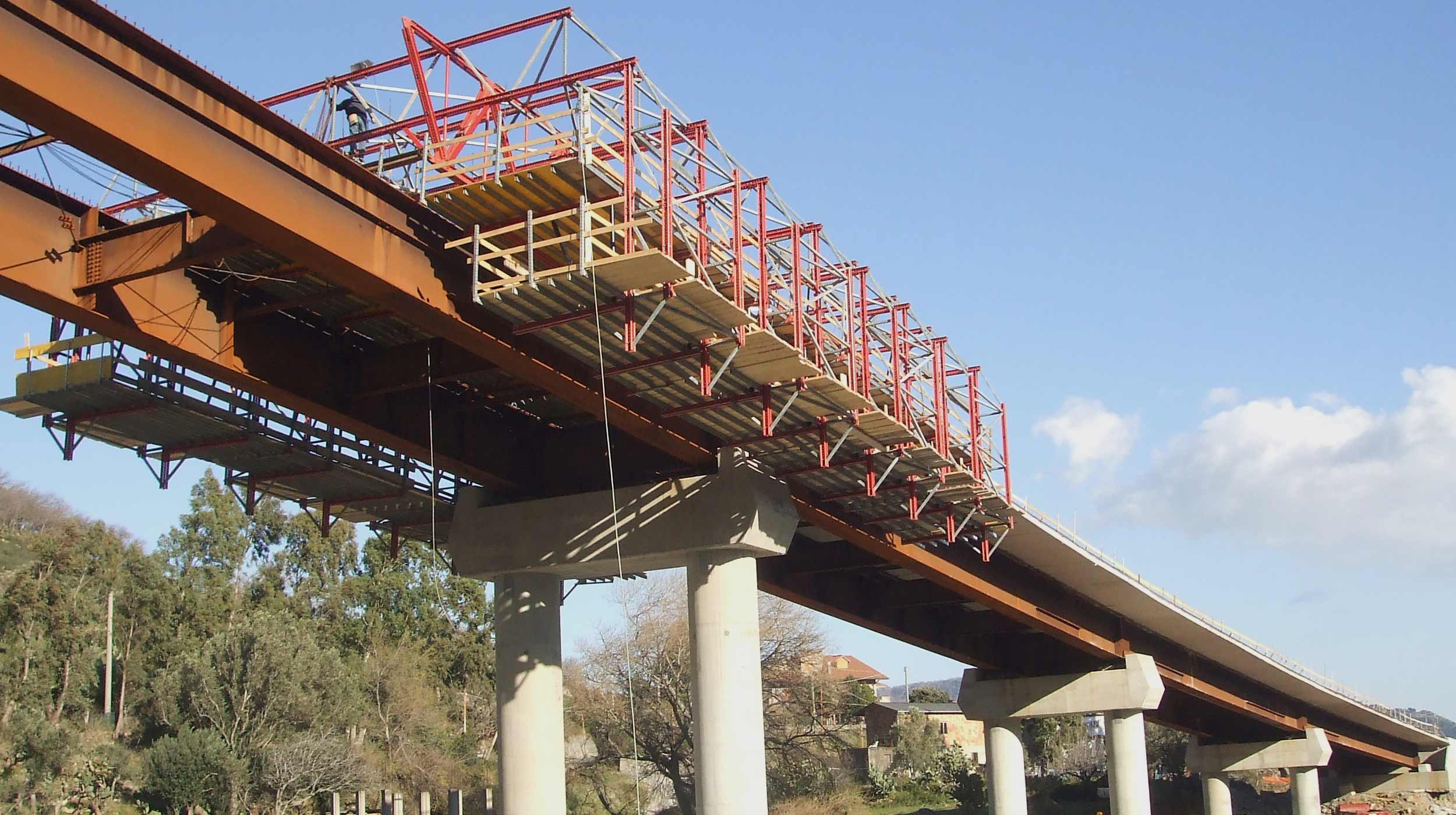 The Plati Viaduct steel-concrete composite bridge is part of the Bovolino - Bagnara motorway in Calabria, southern region of Italy. This project consists of two 320 m and 400 m long viaducts.