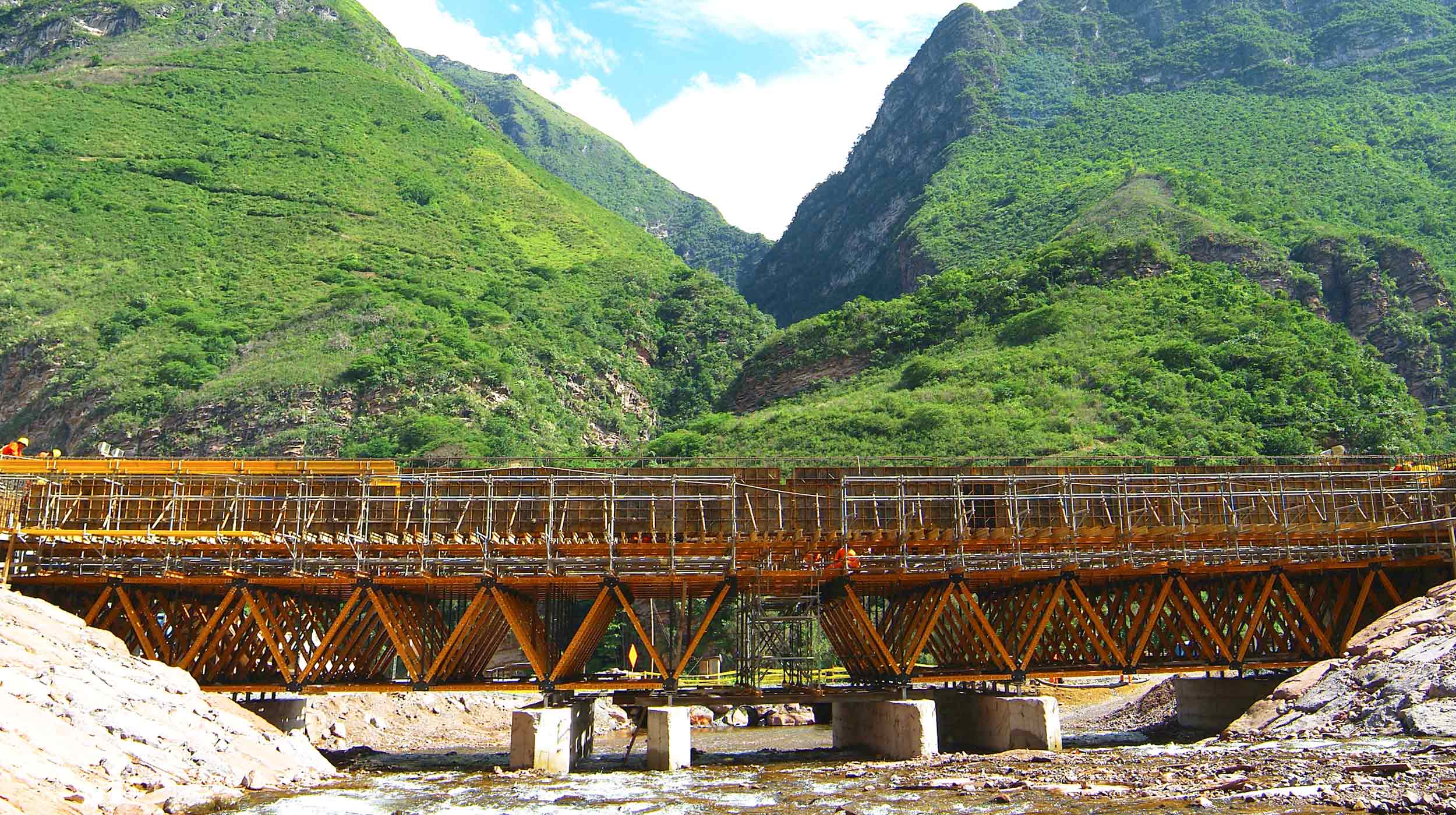 The 40 m long and 9.4 m wide Tingo Bridge is located in the Amazonian province of Bagua Grande, on the 900 km long Northern Interoceanic Highway.