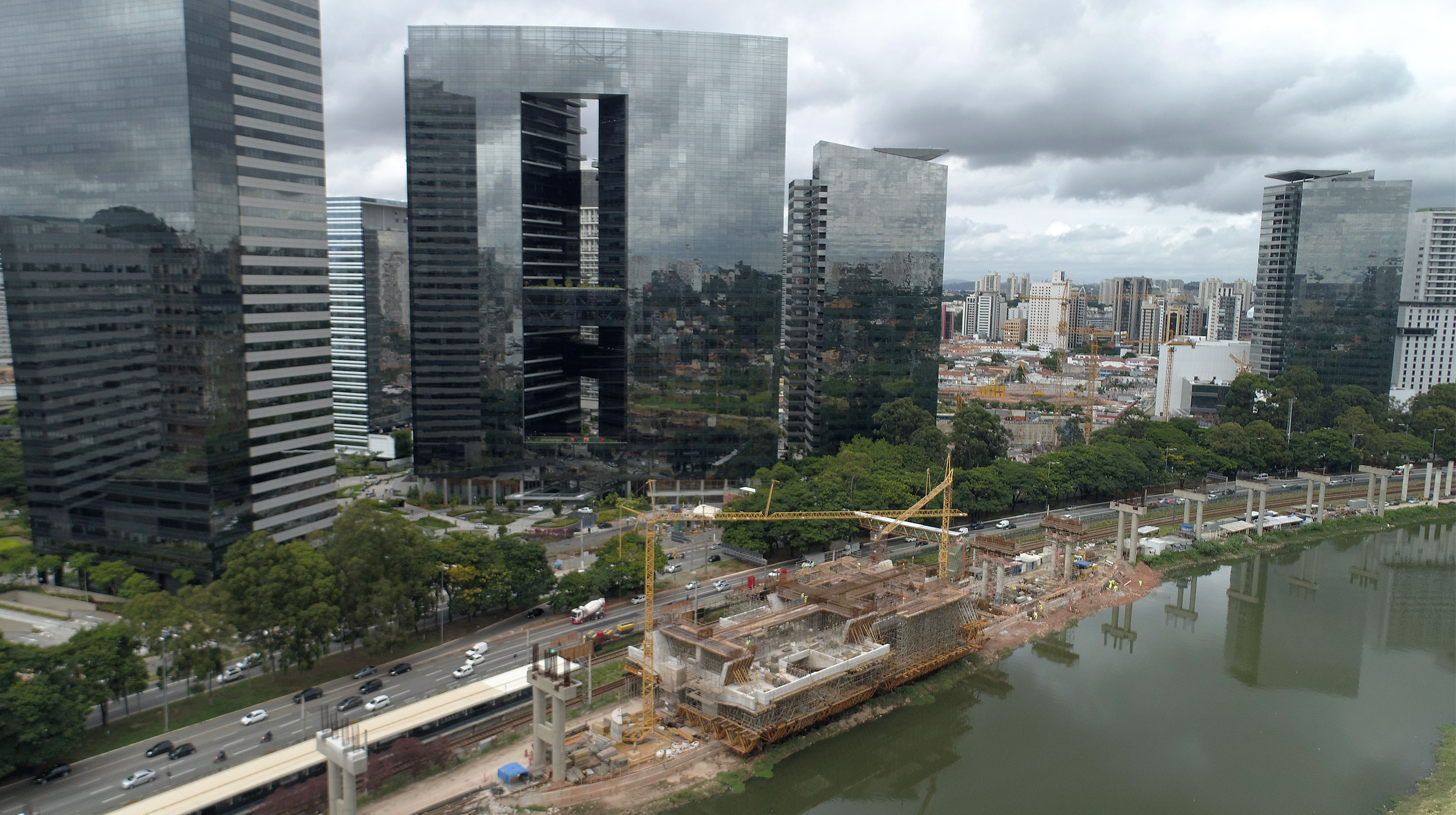 Morumbi station, located in southern São Paulo, will connect the Congonhas Airport to the Morumbi District of São Paulo. It is one of the city's great urban mobility projects.
