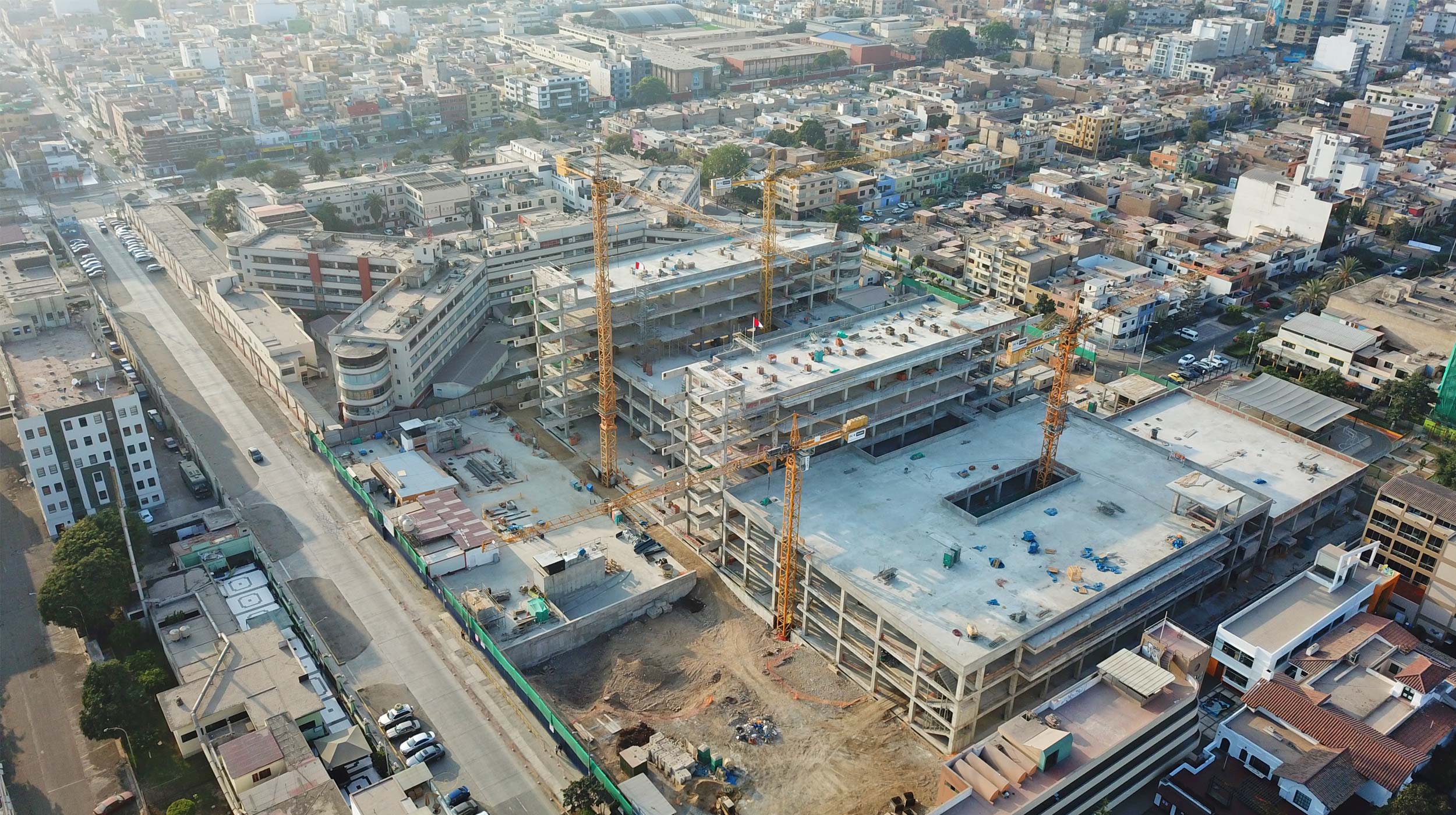 The new infrastructure is built on a lot measuring 28,345 m²  and  features six storeys for use as a hospital,  with four storeys for parking and seismic absorption. The building was built following strict criteria for energy efficiency and reduced environmental impact.