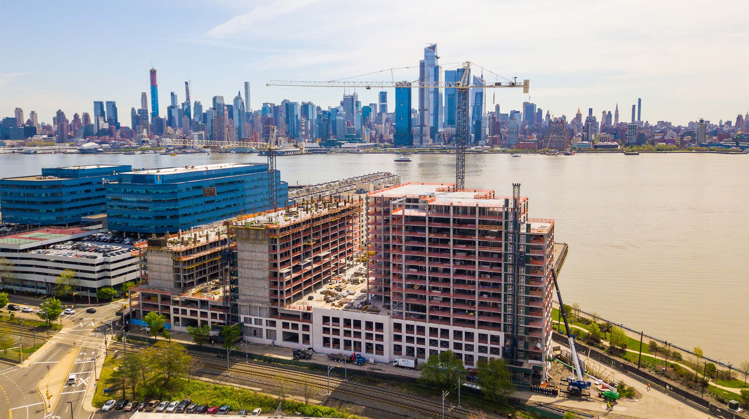 This building project of three towers of 15-stories will host 573 apartments and 719 parking spaces, covering a space of 275.108 m² that includes 15.850 m² of amenity space.