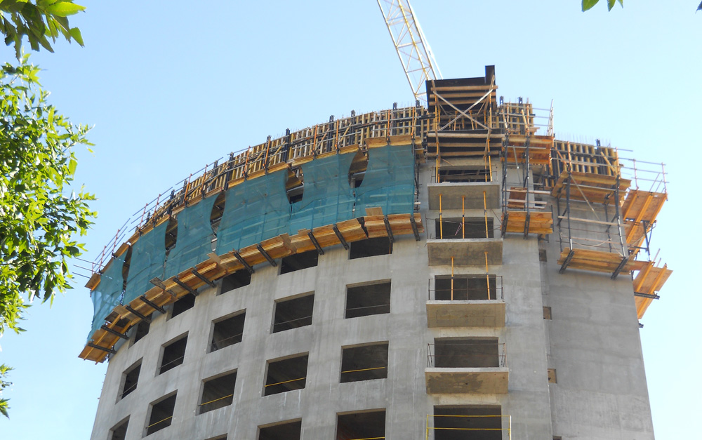 This is the second of three identical tower-type residential buildings located in Porteño-San Cristóbal.