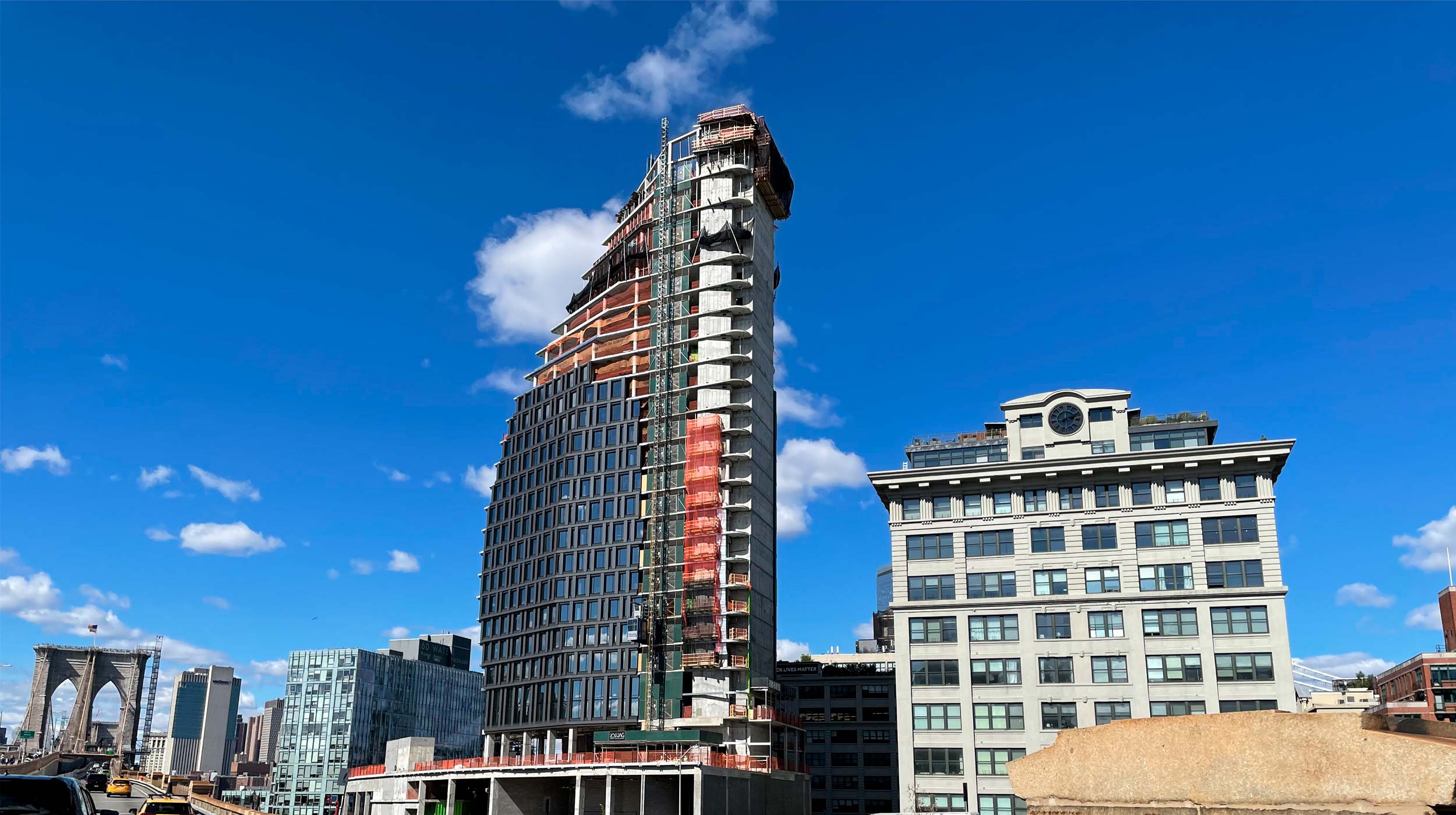 This curved structure is located in Dumbo, Brooklyn, one of New York City's trendiest neighborhoods. ULMA is providing formwork, shoring, and climbing solutions for the construction of this building.