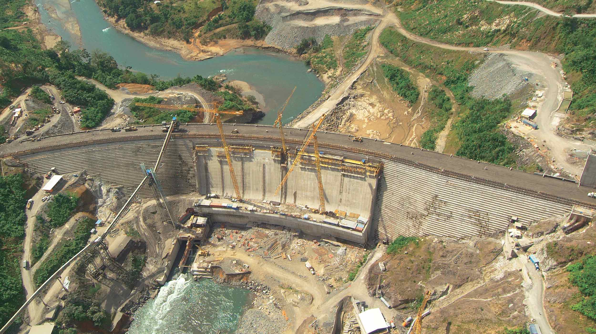 This large project, located in the Panamanian province of Bocas del Toro, includes in its main phase the dam of the future reservoir in the Changuinola River.