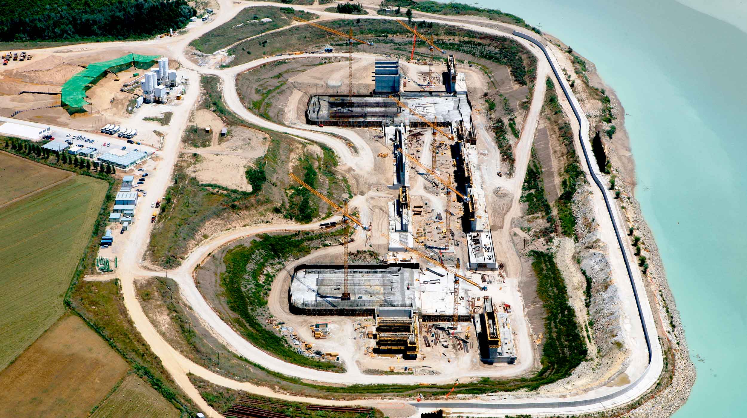 The floodgate separates the water level downriver, which varies with the tides, the periods of rain and the ebb tide.