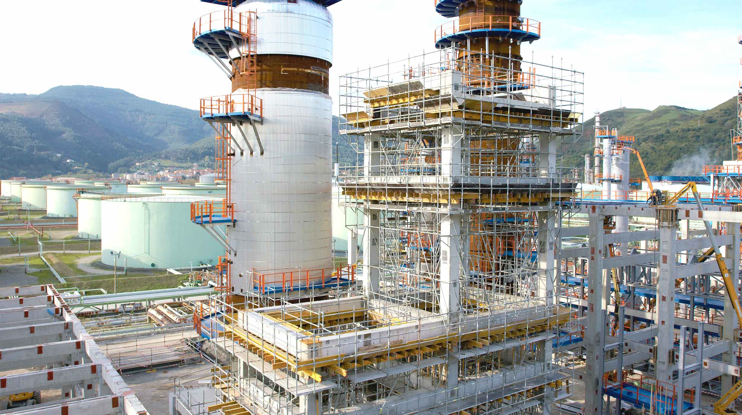 The Petronor refinery, with more than 40 years of activity, is the plant with the most capacity in the peninsula, and one of the most important in Europe.
