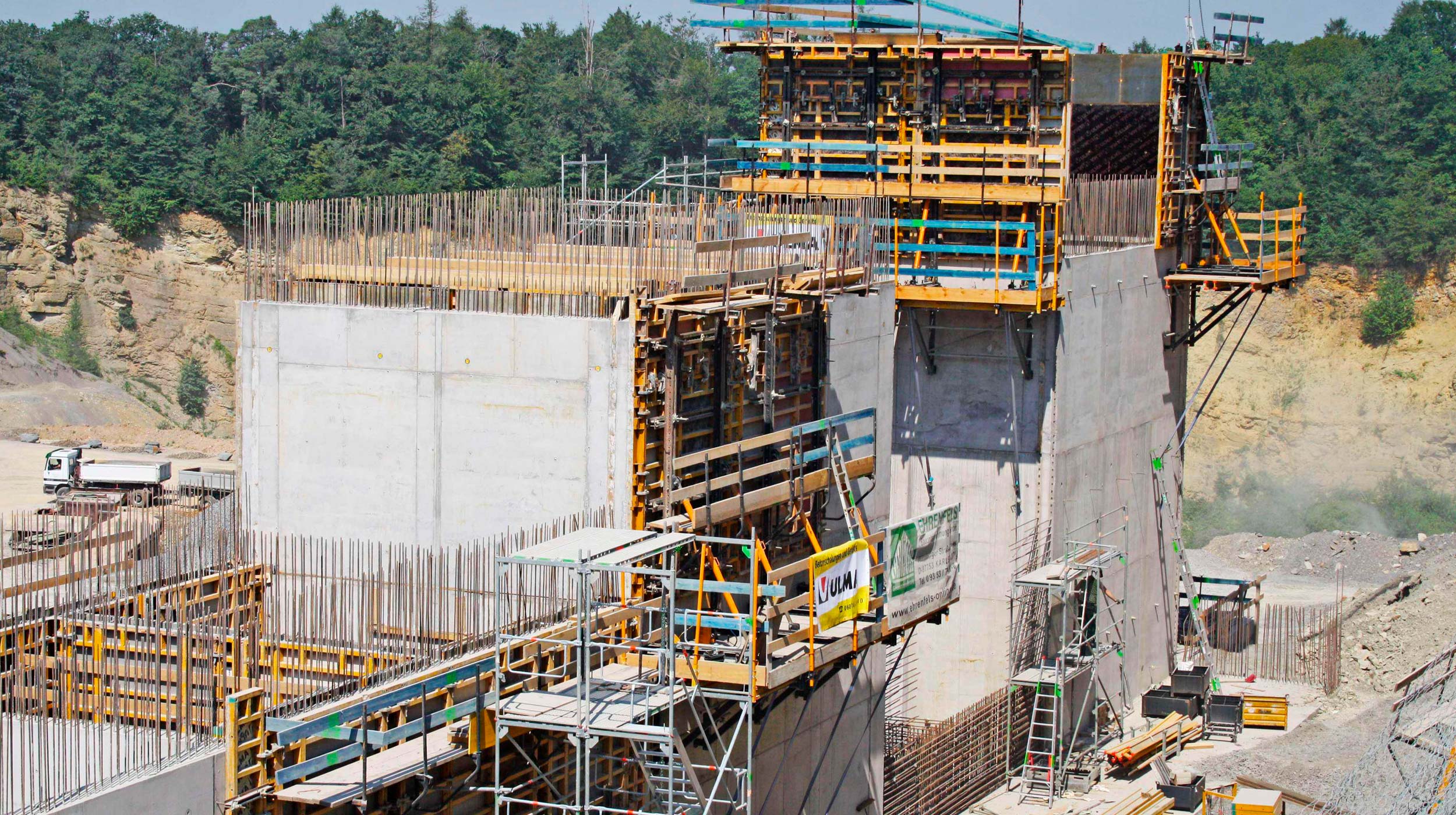 This is a gravel mill for a quarry near Würzburg. It includes 10 silos with an area of 5 x 6 m each and 15 m height. The total silo volume is 350 m³.