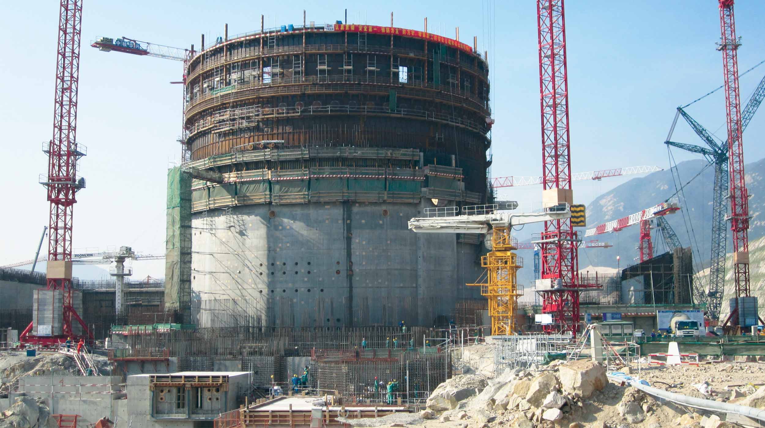 This nuclear power plant works with an EPR third generation pressurized water reactor.