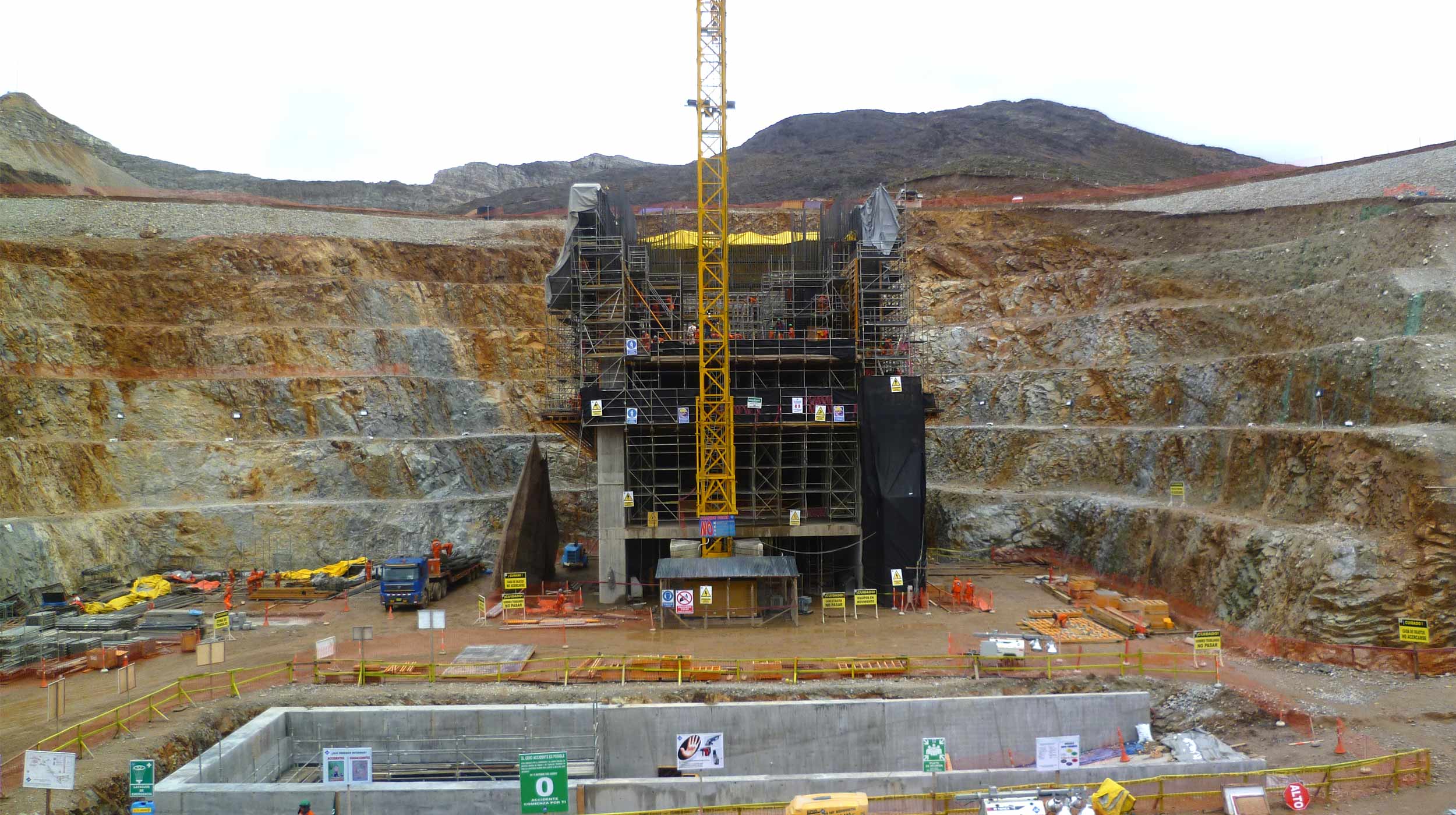 Projects such as this open pit mine, composed of many unique structures, require unique solutions with products adapted to the specific demands of the project.