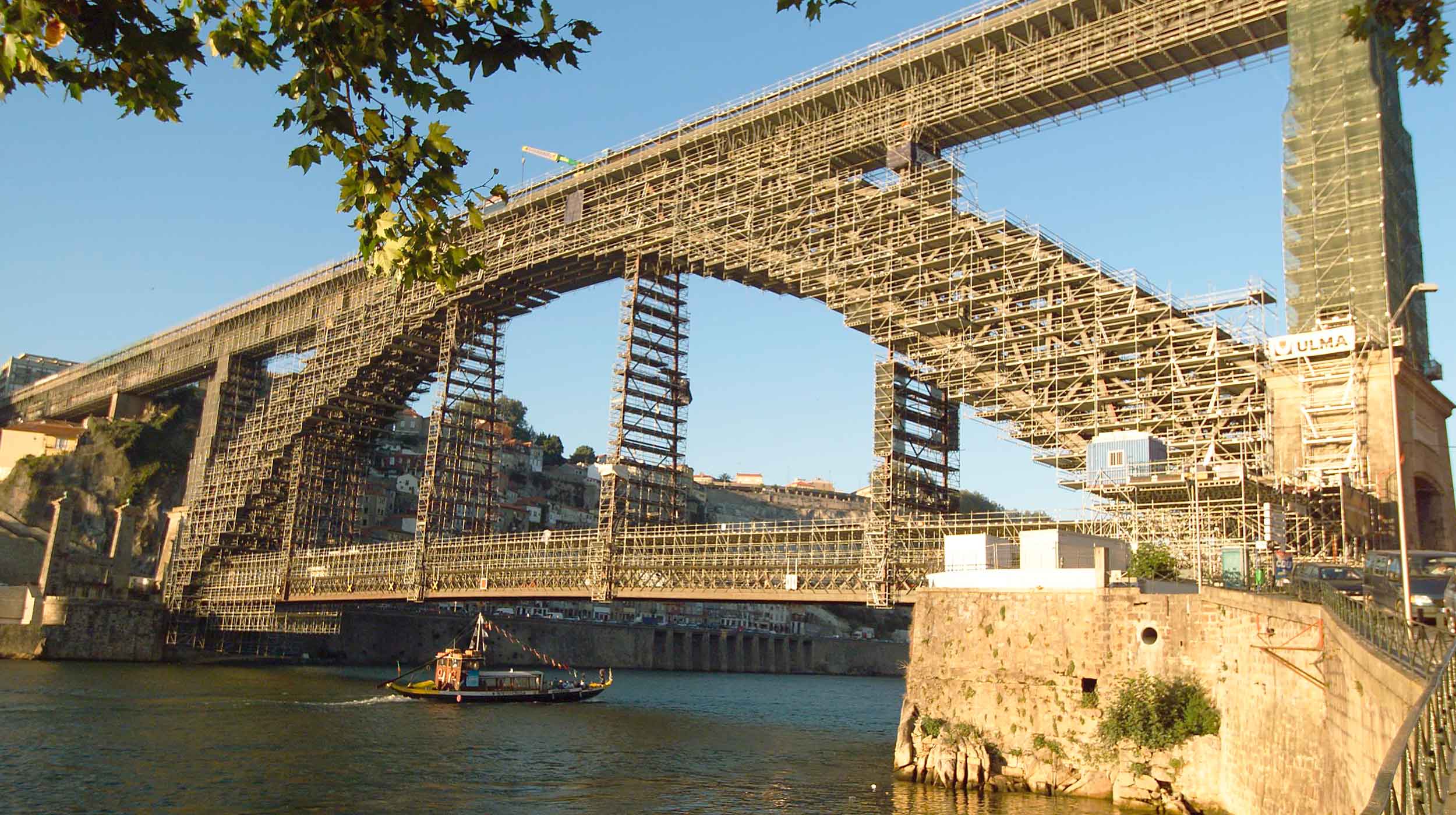 Built over the Duero River, this is one of the most attractive and impressive bridges in the city.