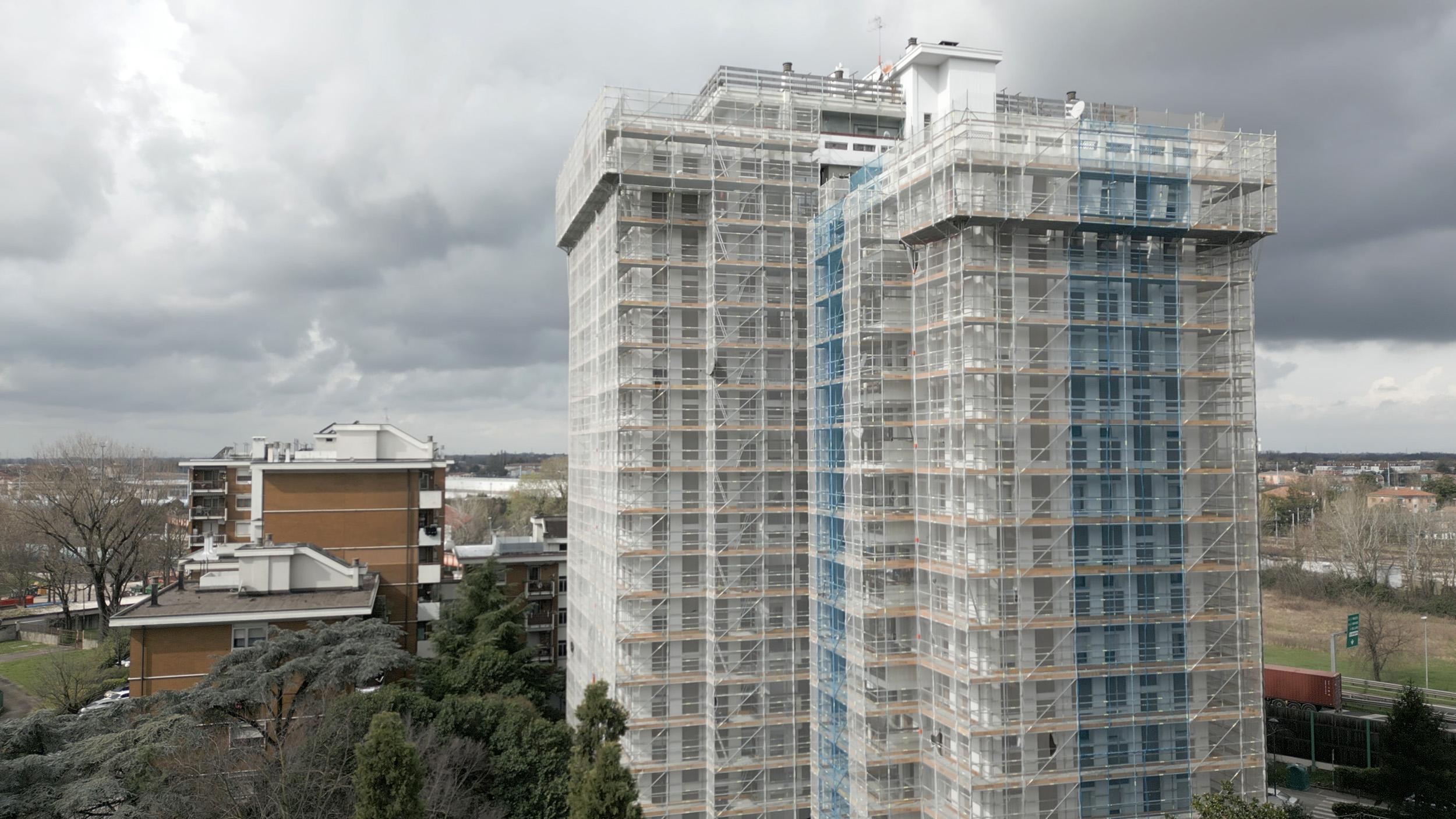 This major refurbishment project is taking place in the Cita district of Marghera, in the province of Venice, as part of the real estate redevelopment plan under the Superbonus 110% tax credit scheme.