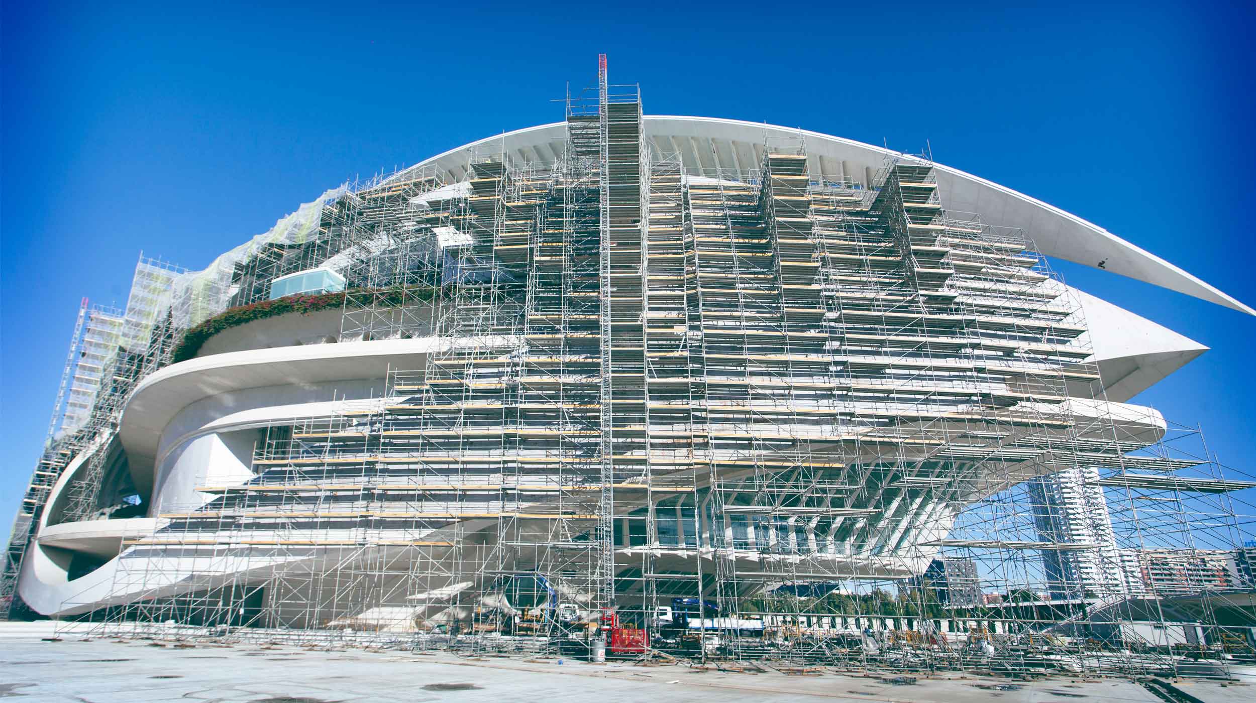 In order to cover the curved building surface, a total of 48,000 m³ of scaffolding was used, comprising 12,000 m² of façade scaffolding set in consecutive flights