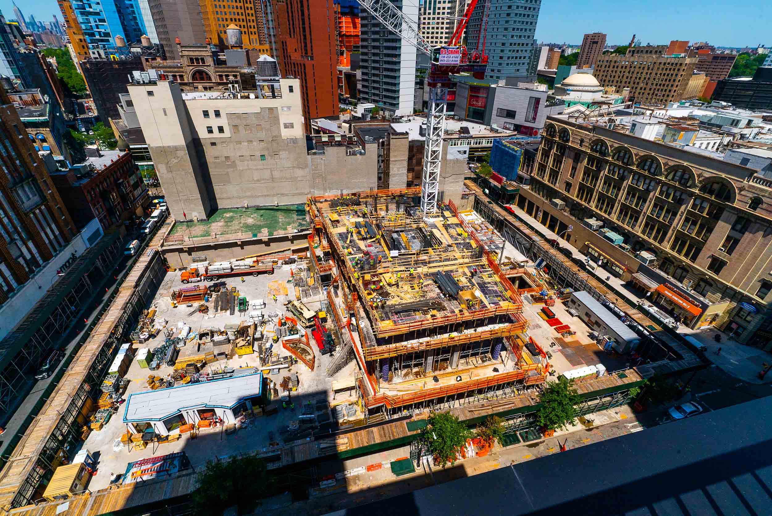 The construction project of the 52 story residential building, 11 Hoyt, located in Brooklyn, New York, is an example of teamwork and close collaboration between StructureTech New York, Inc. and ULMA.