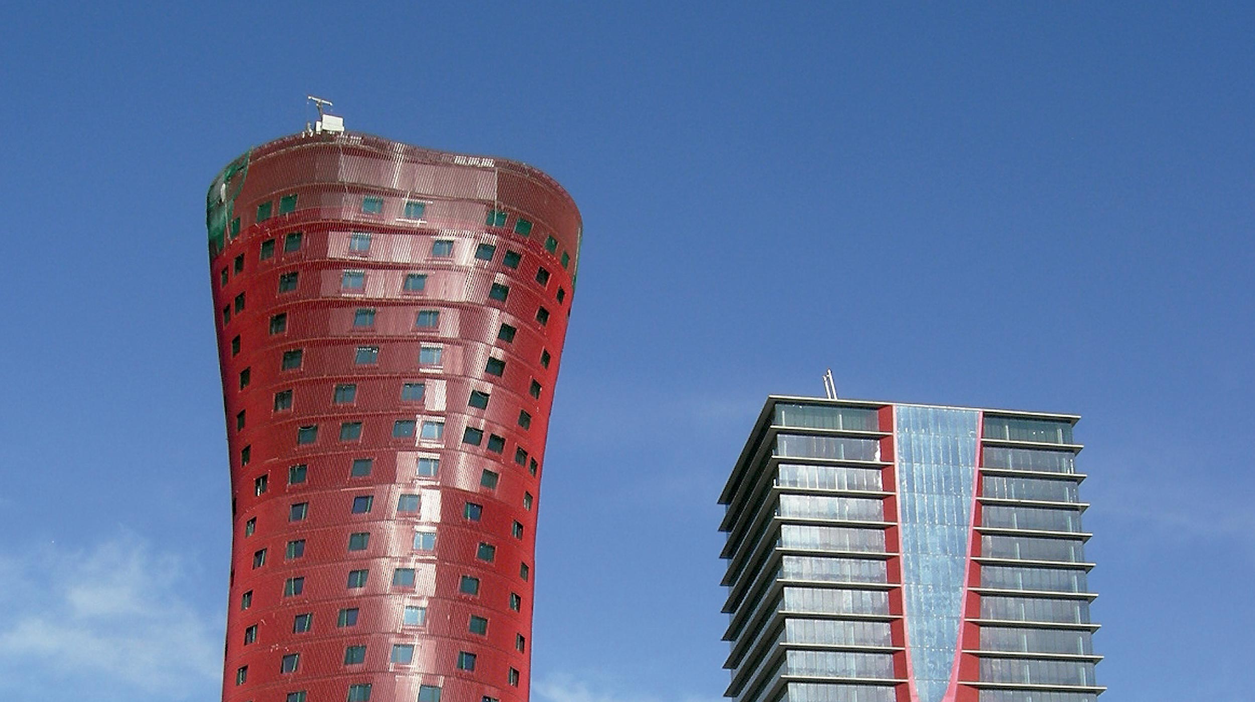 The two towers, designed by the well known architect Toyo Ito, are approximately 120 m high. Each has its own function: one is a hotel and the other is a 40,000 m² office building.