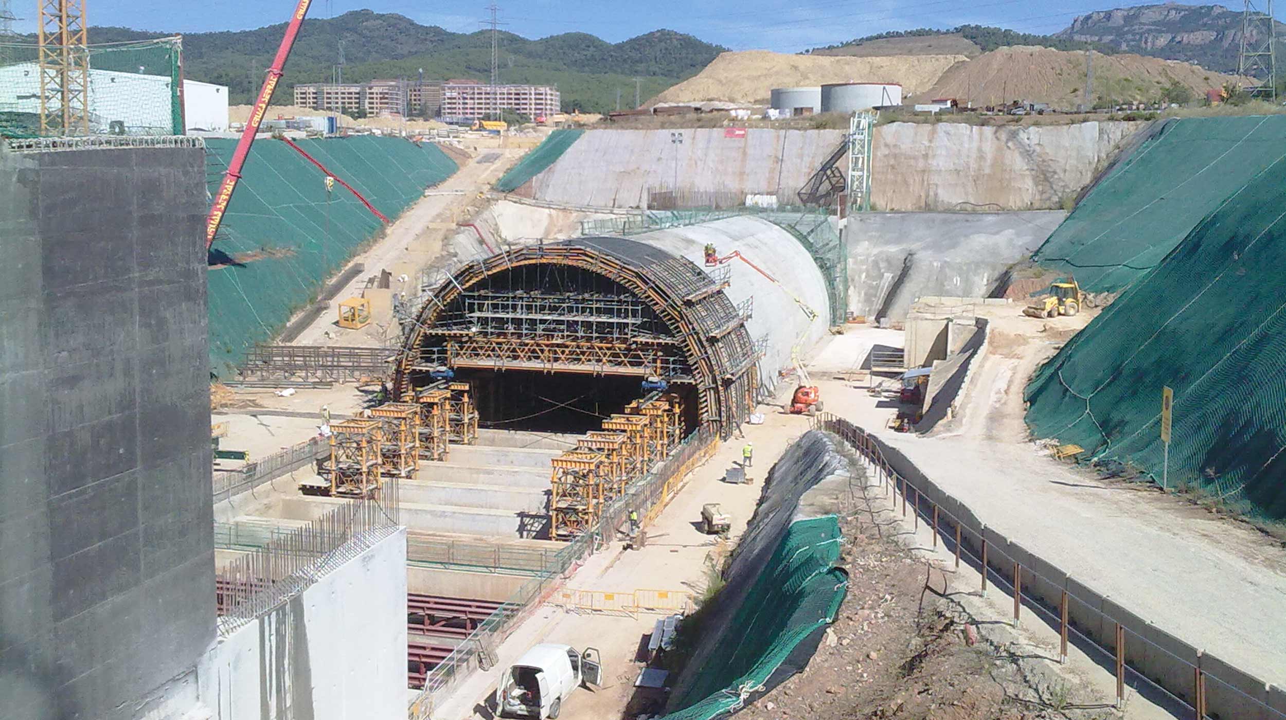 This cut-and-cover tunnel is part of a renovation project for Terrassa's public transport system.