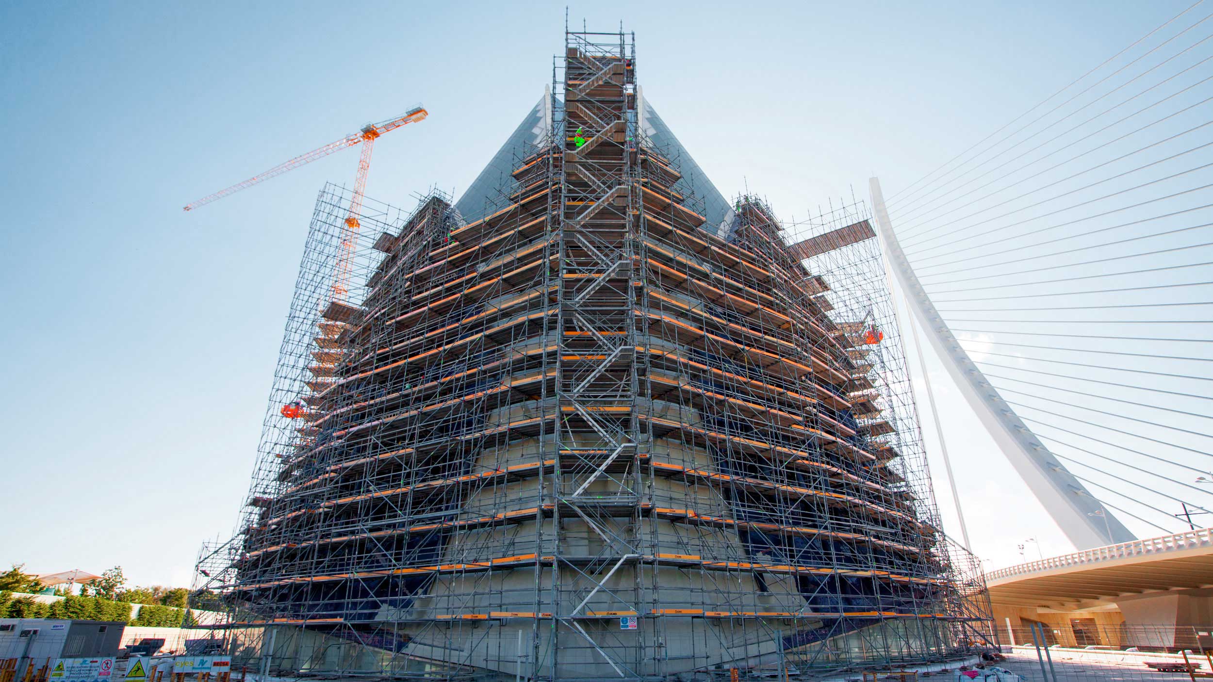 Rigid yet versatile temporary scaffolding system that provides convenient and safe areas for both work and transit. Explore the features available for ULMA Scaffolding, and feel free to request our professional advice.