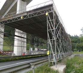 Temporary Protection for a flyover, guaranteeing the safety of workers and third parties
