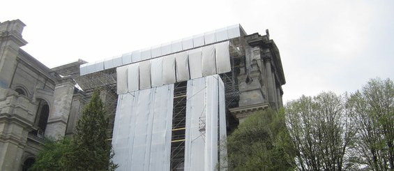 Steel structures designed to ensure the safety of both workers and pedestrians in restoration work