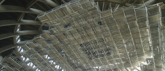 Hanging scaffold for installation of working platforms for works under temporary roofs