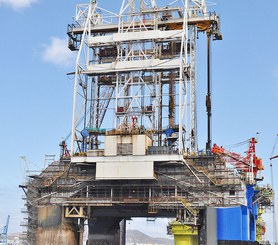 Working platforms and safe accesses for oil platform maintenance